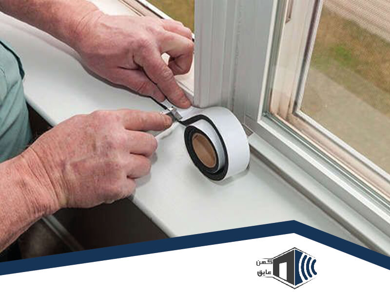 طریقه نصب درزگیر روی حاشیه های پنجره برای جلوگیری از ورود صدا و حرارت