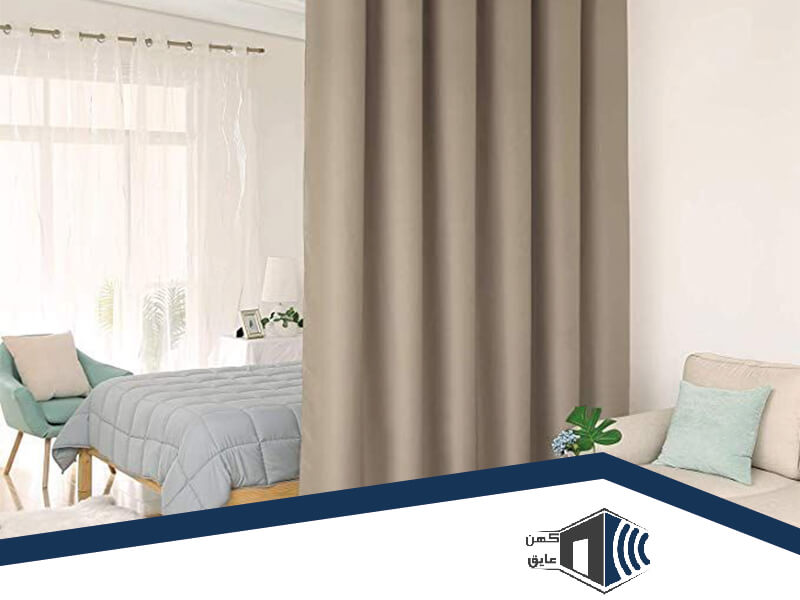 نصب پرده های ضخیم بین اتاق ها و جلوی پنجره ها برای جلوگیری از ورورد صدا 