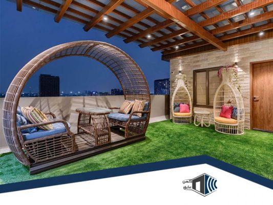 بالکن کوچک آپارتمان با چمن مصنوعی و مبلمان مدرن