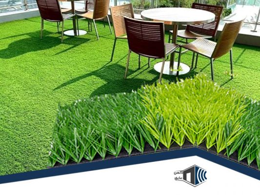 چمن مصنوعی با تراکم بالا و الیاف بلند نصب شده در حیاط