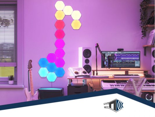 استودیو خانگی با لامپ‌های لمسی شش‌ضلعی که فضای خلاقانه‌ای ایجاد کرده‌اند.