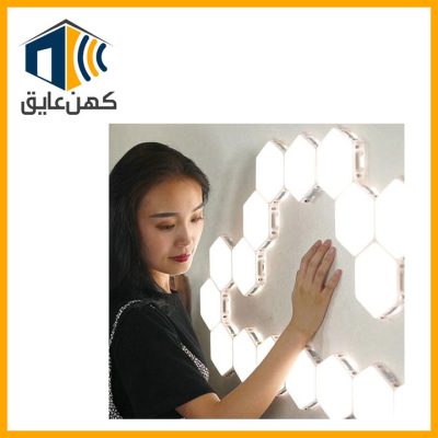 کاربری و نصب راحت لامپ لمسی که یک خانم در حال لمس کردند لامپ ها است.