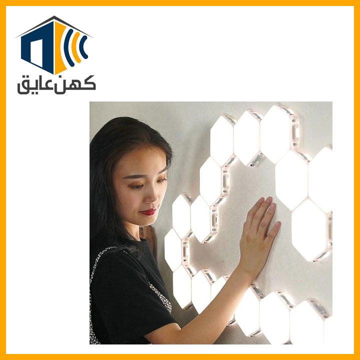 کاربری و نصب راحت لامپ لمسی که یک خانم در حال لمس کردند لامپ ها است.