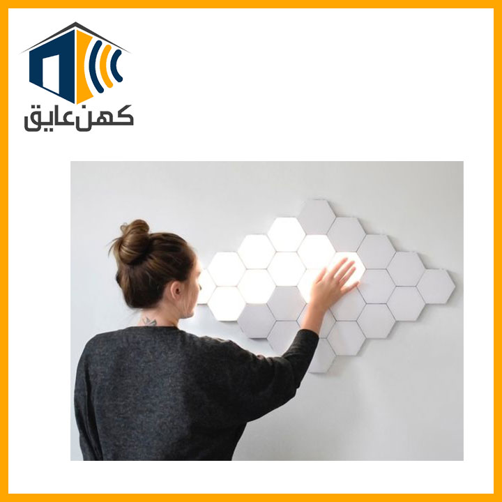 نصب لامپ لمسی روی دیوار توسط یک الگوی زیبا