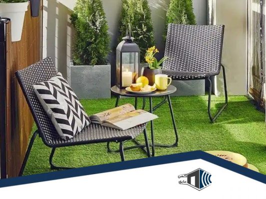 چمن مصنوعی زیبا در بالکن کوچک برای استراحت و آرامش