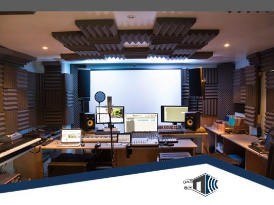 نصب فوم‌های صوتی بر روی دیوار برای کاهش انعکاس صدا