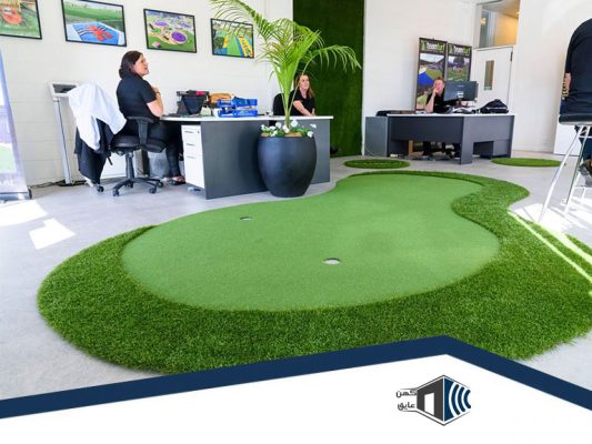 کارکنان در حال استراحت در فضای سبز با چمن مصنوعی