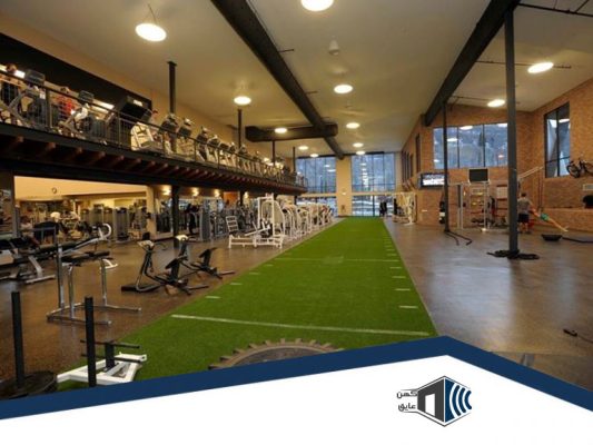 سطح صاف چمن مصنوعی در زمین باشگاه ورزشی و بدنسازی