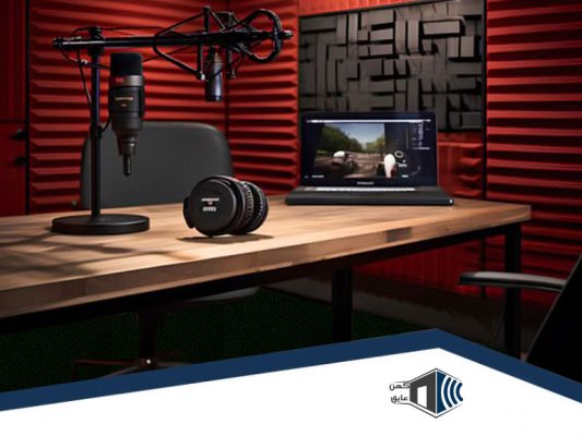 چمن مصنوعی در یک استودیو ضبط صدا، نشان‌دهنده دقت و حرفه‌ای بودن کار.