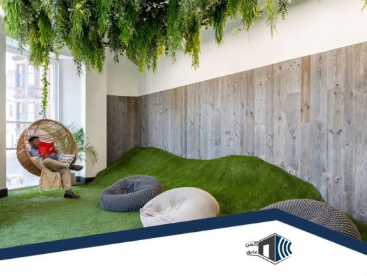 هنرمندان در حال استراحت در فضای که با چمن مصنوعی ایجاد شده است.