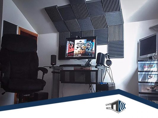 استودیو میکس و مستر که پشت کامپیوتر فوم های آکوستیک زده اشده است