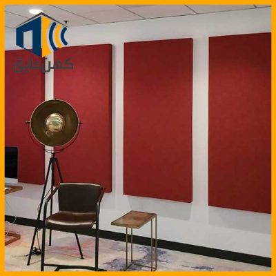 نصب عایق صوتی در یک استودیو ضبط صدا.