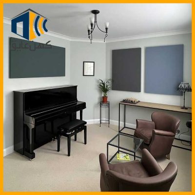 نصب عایق صوتی در یک استودیو ضبط صدا.